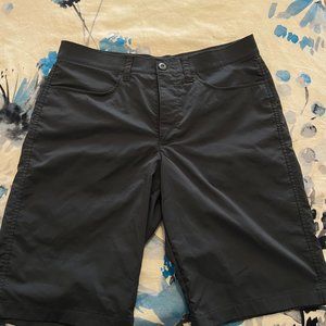 UNDER ARMOUR GREY SHORTS SIZE 32 WITH POCKETS